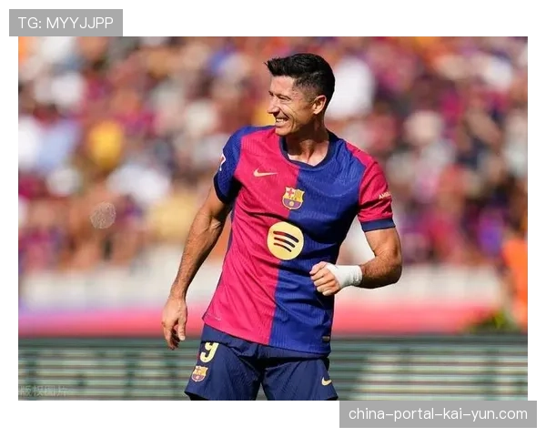 巴萨3-1逆转塞维利亚暂登榜首,亚马尔传射,莱万点射